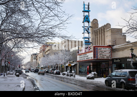 Lake Street dans le centre-ville d'Oak Park, Illinois après une chute de neige. Art déco historique Théâtre Lac à droite. Banque D'Images