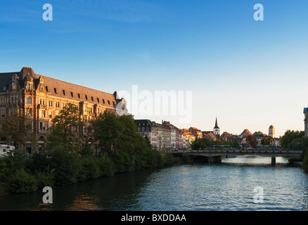 Gallia, résidence étudiante, hébergement en dortoir, maisons au bord de l'Ill, perspective, coucher de soleil, Strasbourg, Alsace, France, Europe, Banque D'Images