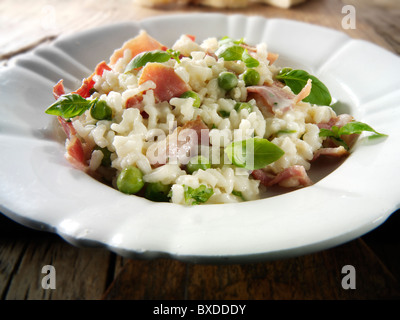 Risotto classique avec les pois frais, de bacon et de menthe. Banque D'Images