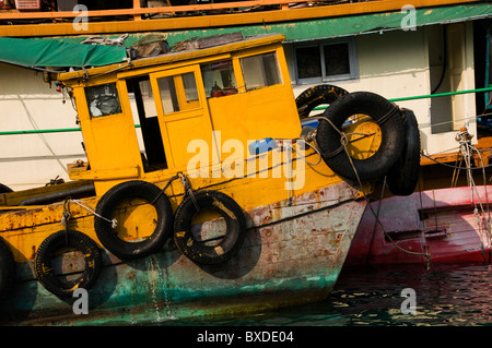 Petit remorqueur amarré au port coloré Banque D'Images