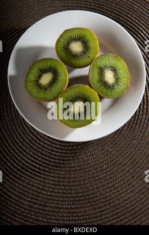 Tranches de kiwi dans une assiette Banque D'Images