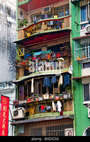 Le séchage des vêtements à l'extérieur appartement à Macao Hong Kong, Chine Banque D'Images