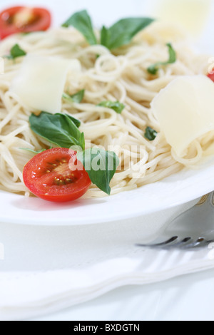 Spaghetti au pesto, parmesan et tomates cerises Banque D'Images