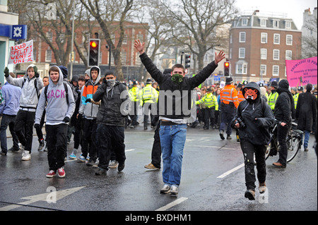 Grande manifestation à Londres contre le gouvernement avait réduit le financement de l'enseignement supérieur de manifestants masqués - marche en tête de ligne de la police Banque D'Images
