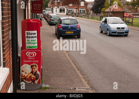 Un ralentissement de notre village s'identifier Trowse Norwich Norfolk , , , Bretagne , France Banque D'Images