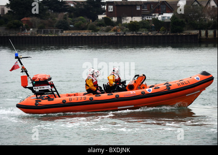 Bateaux de sauvetage de la RNLI lifeboat chefs retour à la station de sauvetage Shoreham Banque D'Images