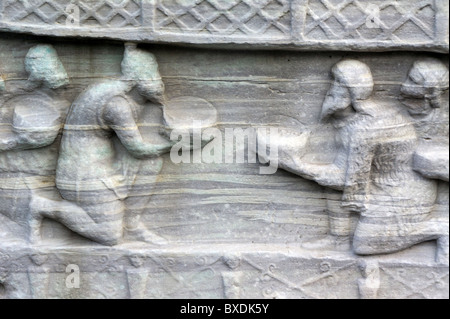 Détail de la soumission des Barbares (face ouest) Bas-relief sur socle en marbre de l'obélisque de Théodose, Istanbul, Turquie. Banque D'Images