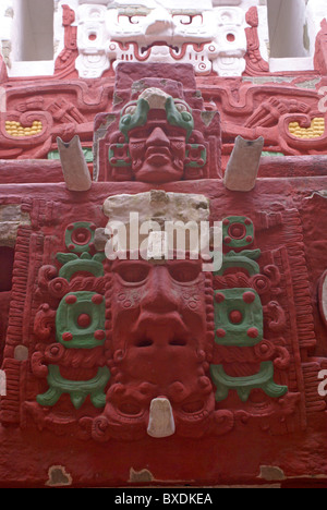 Réplique du temple Rosalila dans le musée de sculptures de Copan au ruines mayas de Copan, Honduras Banque D'Images