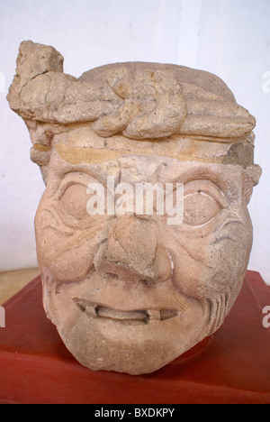 Vieil Homme édenté maya de Copan Pauahtun ou chef de Temple 11, musée de sculptures, Copan Copan, Honduras Banque D'Images