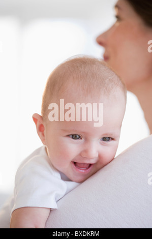 Bébé étant détenu par mère Banque D'Images