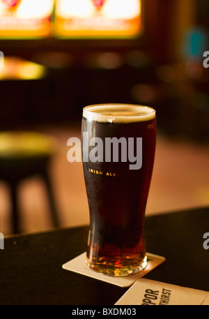 Verre de bière dans un pub irlandais Banque D'Images