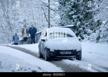 Les automobilistes de négocier les conditions de neige délicate sur les routes autour de l'Hotel Langland district de Seattle en décembre 2010. Banque D'Images