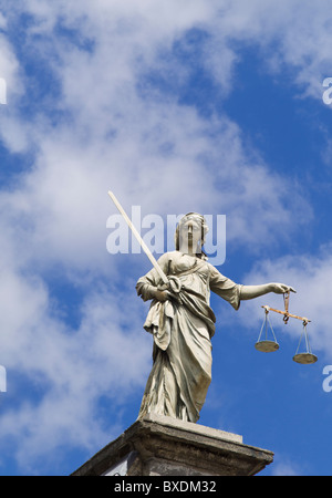 Balance de la justice statue sur le château de Dublin Banque D'Images