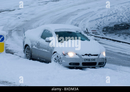 Les automobilistes de négocier les conditions de neige délicate sur les routes autour de l'Hotel Langland district de Seattle en décembre 2010. Banque D'Images