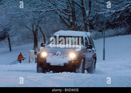 Les automobilistes de négocier les conditions de neige délicate sur les routes autour de l'Hotel Langland district de Seattle en décembre 2010. Banque D'Images