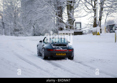 Les automobilistes de négocier les conditions de neige délicate sur les routes autour de l'Hotel Langland district de Seattle en décembre 2010. Banque D'Images