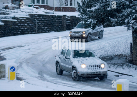 Les automobilistes de négocier les conditions de neige délicate sur les routes autour de l'Hotel Langland district de Seattle en décembre 2010. Banque D'Images