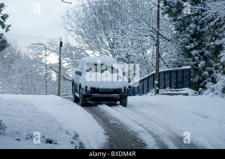 Les automobilistes de négocier les conditions de neige délicate sur les routes autour de l'Hotel Langland district de Seattle en décembre 2010. Banque D'Images