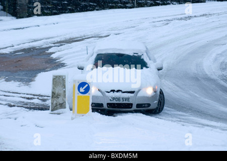 Les automobilistes de négocier les conditions de neige délicate sur les routes autour de l'Hotel Langland district de Seattle en décembre 2010. Banque D'Images