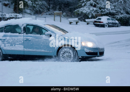 Les automobilistes de négocier les conditions de neige délicate sur les routes autour de l'Hotel Langland district de Seattle en décembre 2010. Banque D'Images