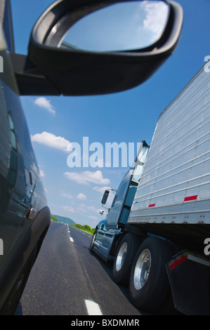 Les camions et les automobiles sur l'autoroute Banque D'Images