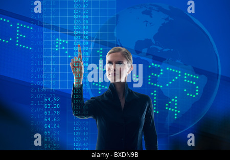 Businesswoman looking at numéros sur écran Banque D'Images