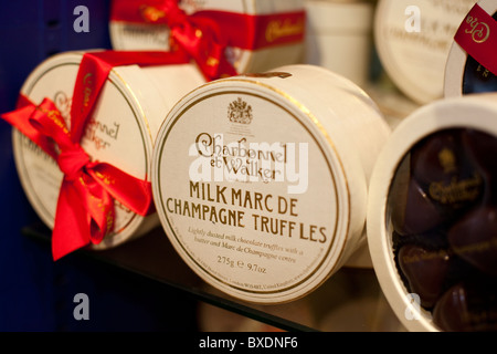 Charbonnel et Walker chocolats dans la Royal Arcade, Old Bond Street Store. Banque D'Images