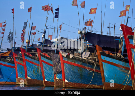 Bateaux amarrés dans le port vietnamien Banque D'Images