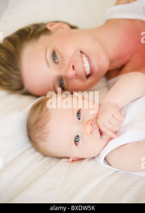 La mère et l'enfant couché ensemble Banque D'Images