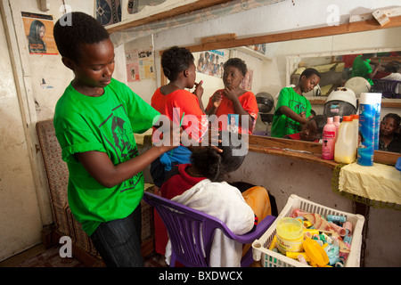 Women's coiffure à Dodoma, Tanzanie, Afrique de l'Est. Banque D'Images