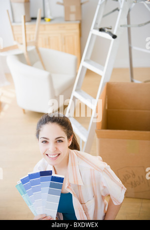 Woman holding paint swatches Banque D'Images