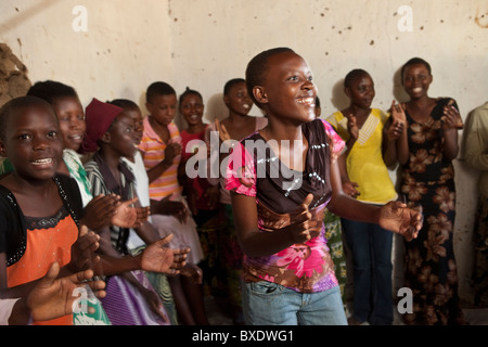 Pour assister à un programme de développement de l'adolescent à Dodoma, Tanzanie, Afrique de l'Est. Banque D'Images