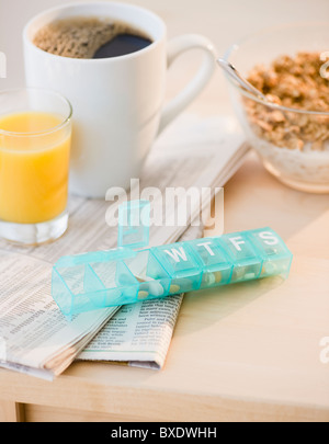 Prescription Pills sur table du petit déjeuner Banque D'Images