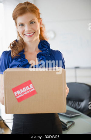 Businesswoman holding un paquet Banque D'Images