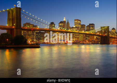 Pont de Brooklyn et bâtiments de nuit Jersey City Banque D'Images