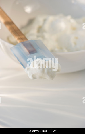 Crème fouettée sur spatule en caoutchouc Banque D'Images