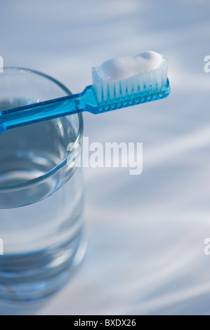 Brosse à dents et le verre d'eau Banque D'Images