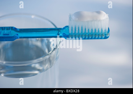 Brosse à dents et le verre d'eau Banque D'Images