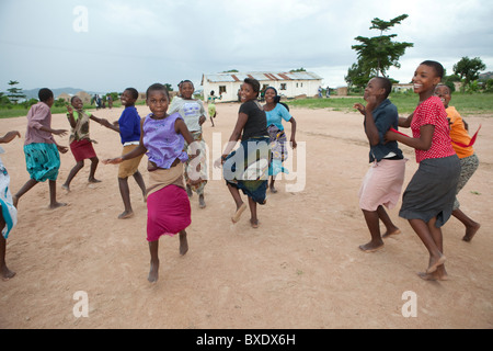 Les adolescentes assister à un programme après l'école dans la région de Dodoma, Tanzanie, Afrique de l'Est. Banque D'Images