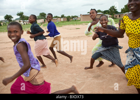 Les adolescentes assister à un programme après l'école dans la région de Dodoma, Tanzanie, Afrique de l'Est. Banque D'Images