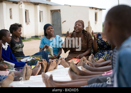 Les adolescentes assister à un programme après l'école dans la région de Dodoma, Tanzanie, Afrique de l'Est. Banque D'Images