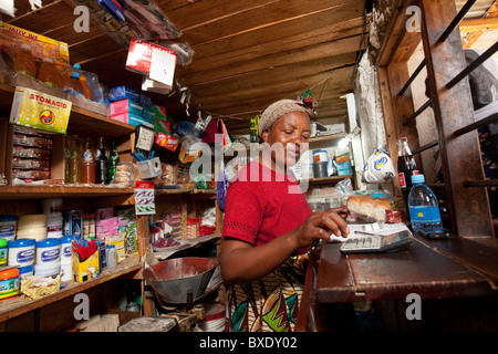 Mme Tobadina Luhwavi a un petit magasin dans Iringa, Tanzanie, Afrique de l'Est. Banque D'Images