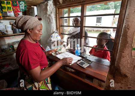 Mme Tobadina Luhwavi a un petit magasin dans Iringa, Tanzanie, Afrique de l'Est. Banque D'Images