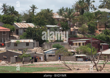 Maisons sur une colline dans la région de Mbagala, Dar es Salaam, Tanzanie, Afrique de l'Est. Banque D'Images