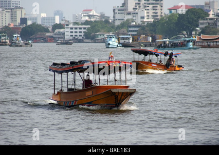 Les transbordeurs traversent la rivière Chao Phraya à Bangkok, Thaïlande. Banque D'Images