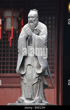 Statue de Confucius au Temple de Confucius de Shanghai, Chine Banque D'Images