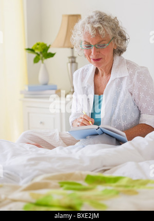 Femme écrit dans son journal Banque D'Images