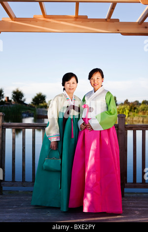 Mère et fille coréenne en costume traditionnel Banque D'Images