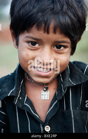 Jeunes pauvres caste inférieure Indian street boy smiling. L'Andhra Pradesh, Inde Banque D'Images