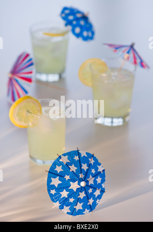 Limonade et Americana verre parapluies Banque D'Images